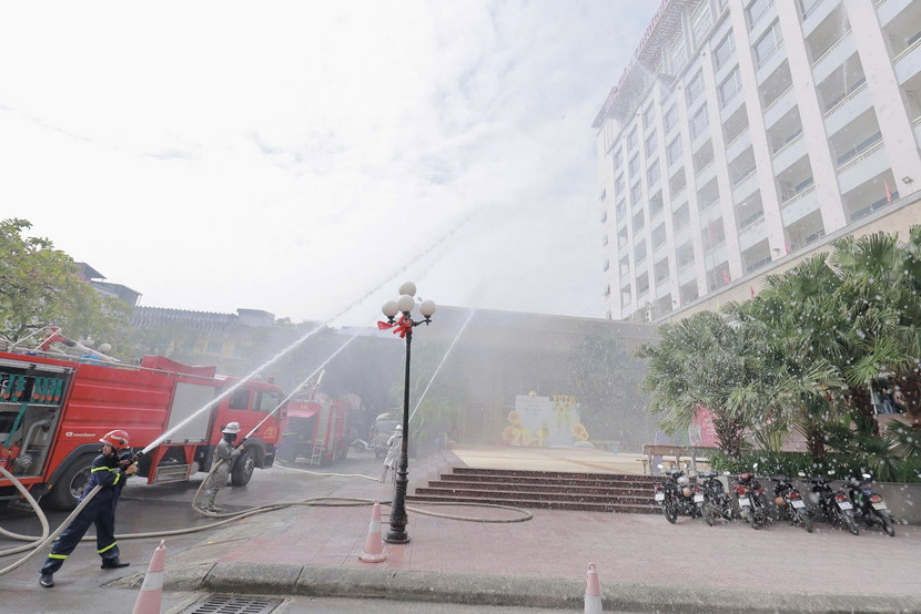 Lực lượng PCCC cơ sở phối hợp cùng Cảnh sát PCCC và CNCH tổ chức thực tập phương án chữa cháy tại Học viện