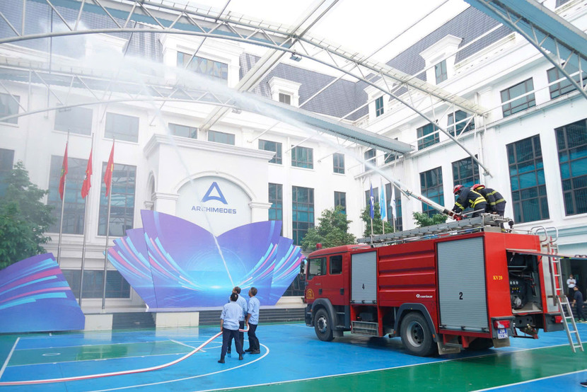 Hiện trường thực tập phương án chữa cháy, lực lượng cơ sở đang sử dụng phương tiện để dập tắt đám cháy Hiện trường thực tập phương án chữa cháy, lực lượng cơ sở đang sử dụng phương tiện để dập tắt đám cháy