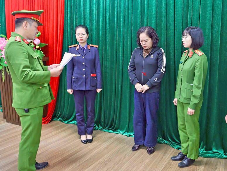 Cơ quan Cảnh sát điều tra đọc lệnh bắt bị can Nguyễn Thị Hoa (X)