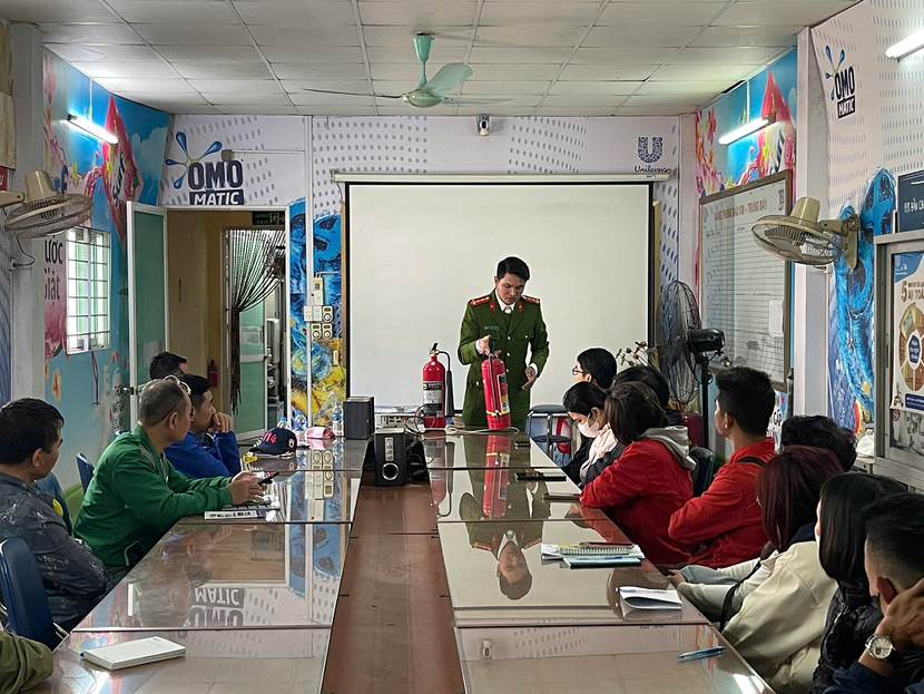 Báo cáo viên hướng dẫn sử dụng các phương tiện chữa cháy tại chỗ thông dụng cho các đối tượng tham gia tập huấn