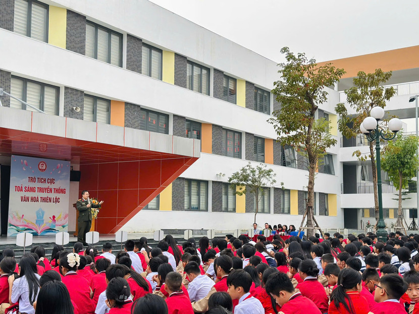 Thiếu tá Nguyễn Tùng Anh - báo cáo viên của Công an xã Thiên Lộc tuyên truyền, phổ biến pháp luật cho học sinh Trường THCS Kim Nỗ