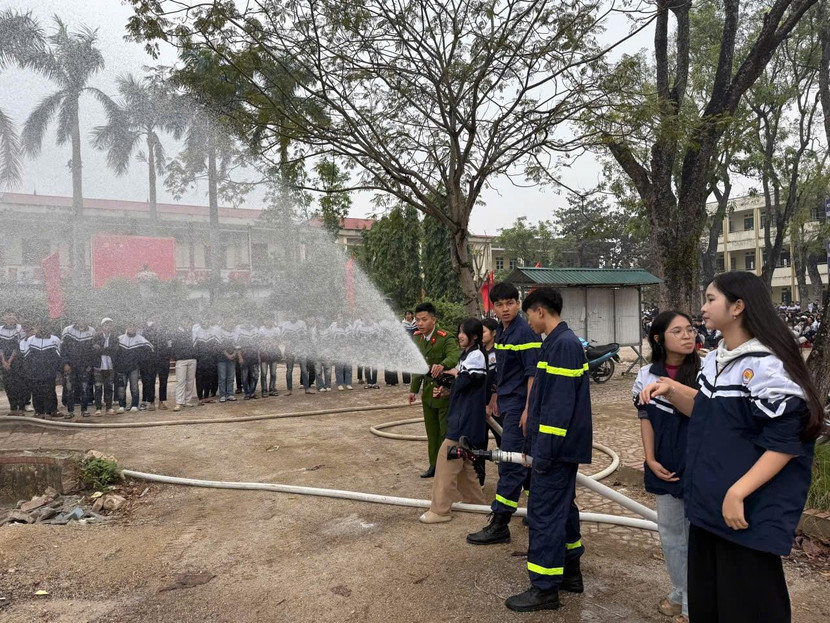 CBCS hướng dẫn các em học sinh sử dụng Lăng chữa cháy