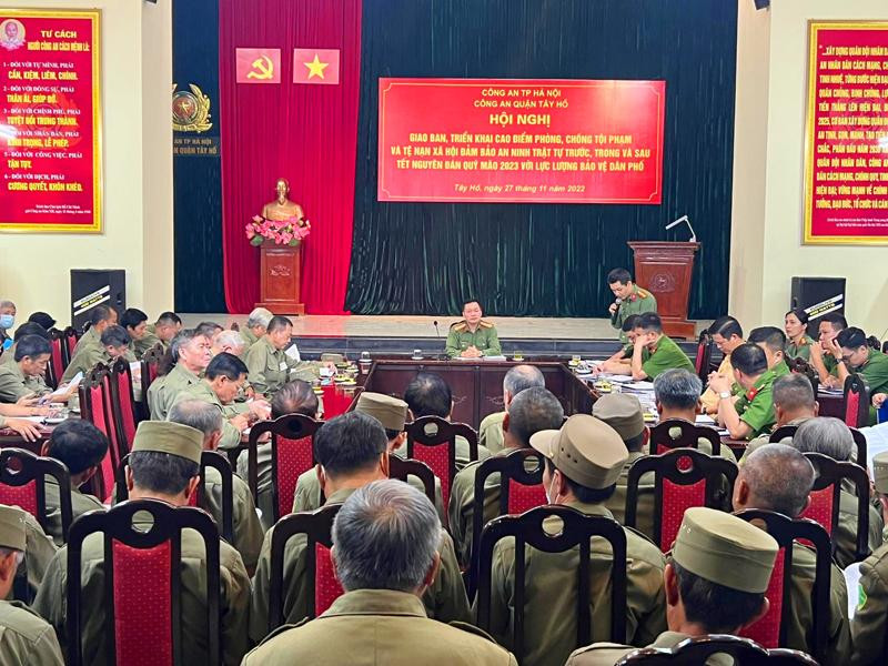 Thượng tá Bùi Quốc Khánh, Phó Trưởng CAQ Tây Hồ làm việc với lực lượng bảo vệ dân phố tại buổi giao ban, triển khai cao điểm phòng chống tội phạm và tệ nạn xã hội đảm bảo ANTT trước, trong và sau Tết Nguyên đán Quý Mão 2023