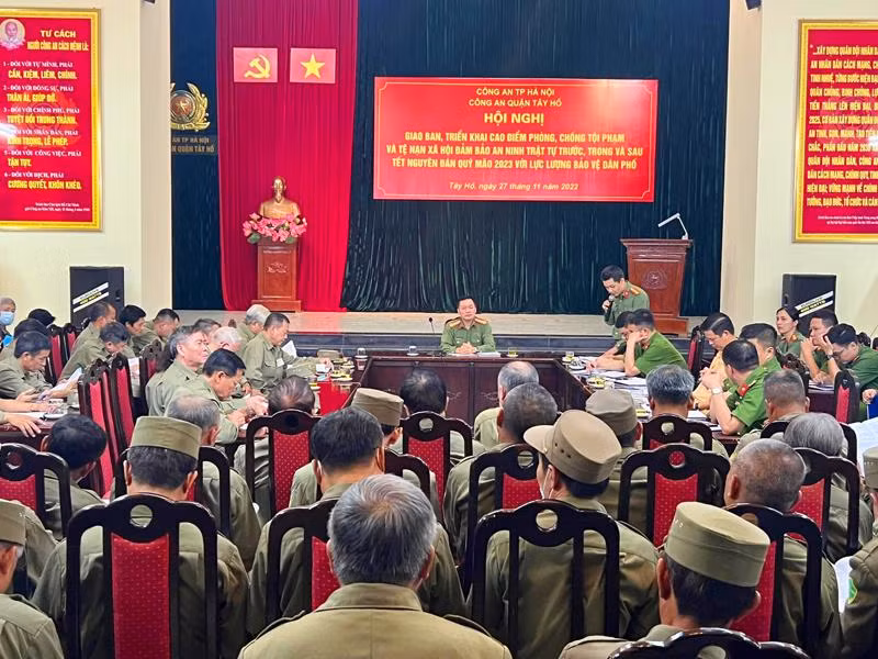 Thượng tá Bùi Quốc Khánh, Phó Trưởng CAQ Tây Hồ làm việc với lực lượng bảo vệ dân phố tại buổi giao ban, triển khai cao điểm phòng chống tội phạm và tệ nạn xã hội đảm bảo ANTT trước, trong và sau Tết Nguyên đán Quý Mão 2023 Thượng tá Bùi Quốc Khánh, Phó Trưởng CAQ Tây Hồ làm việc với lực lượng bảo vệ dân phố tại buổi giao ban, triển khai cao điểm phòng chống tội phạm và tệ nạn xã hội đảm bảo ANTT trước, trong và sau Tết Nguyên đán Quý Mão 2023