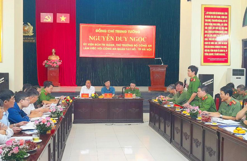 Thượng tá Nguyễn Hữu Khánh, Trưởng CAQ Tây Hồ báo cáo việc triển khai các mô hình điểm, tiện ích, thực hiện đồng bộ các giải pháp hiệu quả Đề án 06