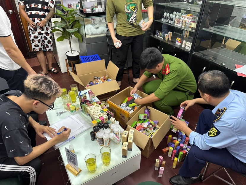 CAQ Tây Hồ kiểm tra, phát hiện cơ sở kinh doanh Vape Hair, số 54 An Dương, Yên Phụ, Tây Hồ bán hàng trăm sản phẩm tinh dầu thuốc lá điện tử không có nguồn gốc CAQ Tây Hồ kiểm tra, phát hiện cơ sở kinh doanh Vape Hair, số 54 An Dương, Yên Phụ, Tây Hồ bán hàng trăm sản phẩm tinh dầu thuốc lá điện tử không có nguồn gốc