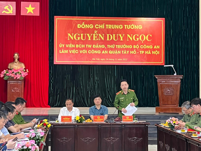 Thiếu tướng Nguyễn Hồng Ky, Phó Giám đốc Công an thành phố Hà Nội báo cáo tình hình kết quả Đề án 06 với đòng chí Thứ trưởng và đoàn công tác