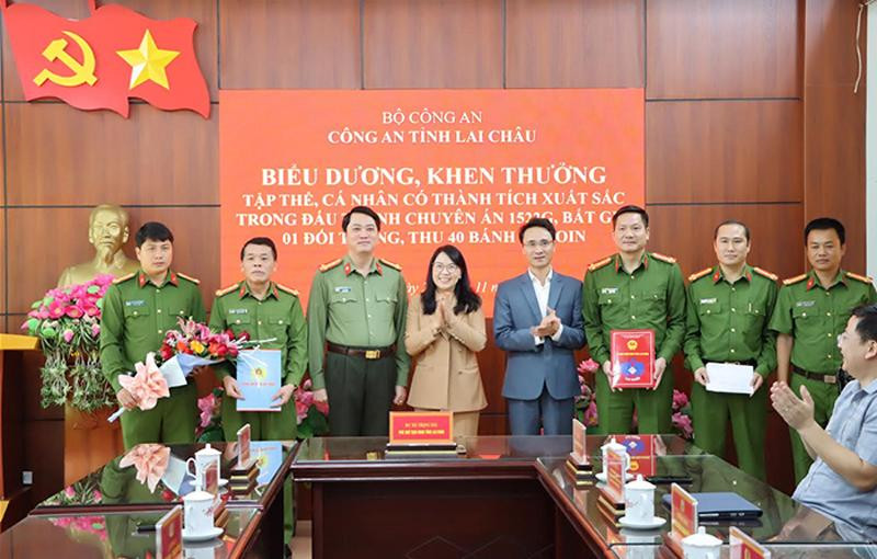 Ông Hà Trọng Hải - Phó Chủ tịch UBND tỉnh Lai Châu và đại diện chỉ huy Công an tỉnh, lãnh đạo huyện Sìn Hồ biểu dương lực lượng tham gia phá án