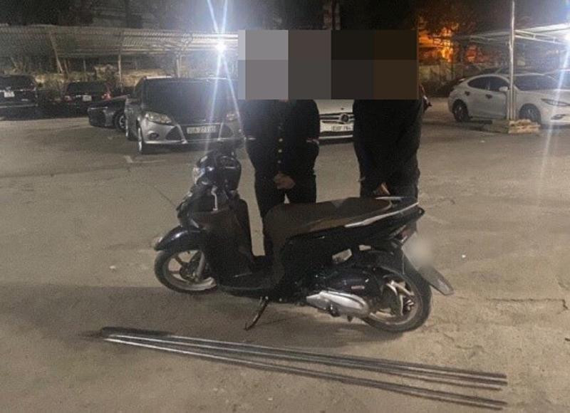 Hai đối tượng và tang vật cơ quan Công an thu giữ