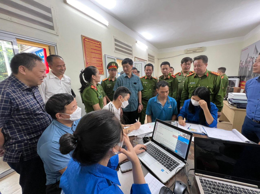 Trung tướng Nguyễn Duy Ngọc kiểm tra tại Ban chỉ đạo Đề án 06 quận Tây Hồ, ở Nhà văn hóa ngõ 38, phường Xuân La