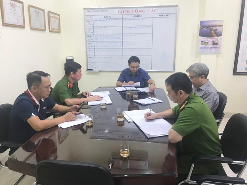 Thương tá Nguyễn Xuân Tuấn, Phó trưởng CAQ Tây Hồ và đoàn công tác làm việc tại UBND phường Yên Phụ về tiến độ, công tác rà soát, kiểm tra PCCC trên địa bàn