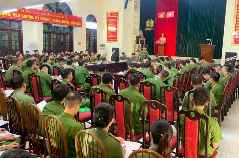 Thượng tá Nguyễn Hữu Khánh, Trưởng CAQ Tây Hồ chỉ đạo tại hội nghị triển khai cao điểm phòng, chống tội phạm và tệ nạn xã hội đảm bảo ANTT trước, trong và sau Tết Nguyến đán Quý Mão 2023