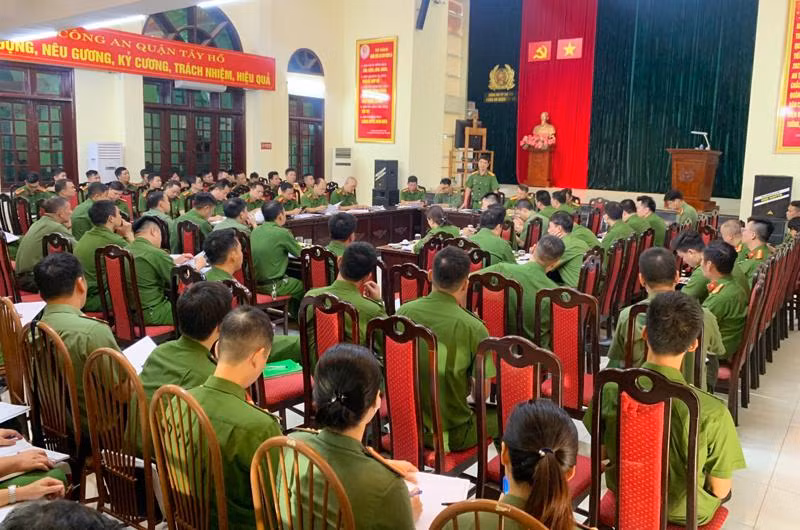 Thượng tá Nguyễn Hữu Khánh, Trưởng CAQ Tây Hồ chỉ đạo tại hội nghị triển khai cao điểm phòng, chống tội phạm và tệ nạn xã hội đảm bảo ANTT trước, trong và sau Tết Nguyến đán Quý Mão 2023 Thượng tá Nguyễn Hữu Khánh, Trưởng CAQ Tây Hồ chỉ đạo tại hội nghị triển khai cao điểm phòng, chống tội phạm và tệ nạn xã hội đảm bảo ANTT trước, trong và sau Tết Nguyến đán Quý Mão 2023