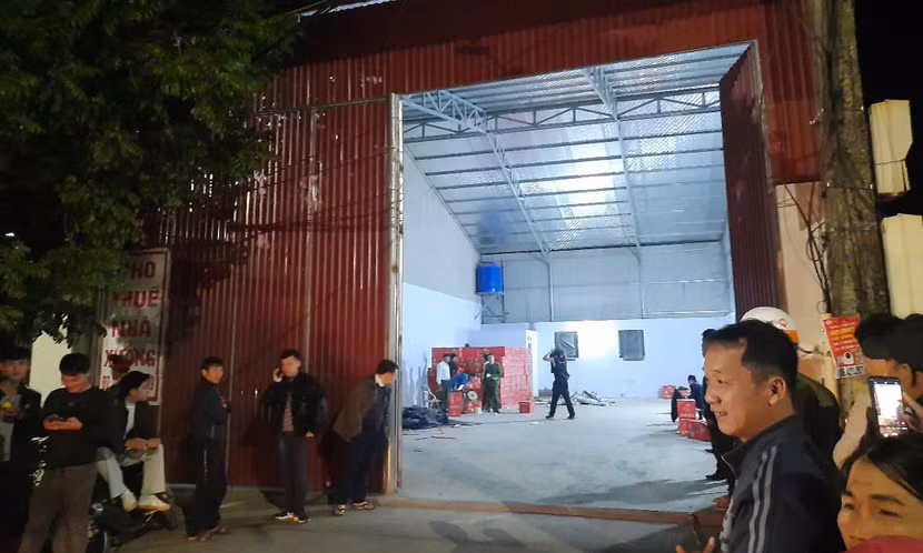 Cơ quan Công an tiến hành khám xét kho chứa pháo