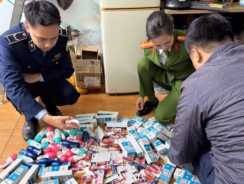 Tổ công tác kiểm đếm số hàng hoá vi phạm