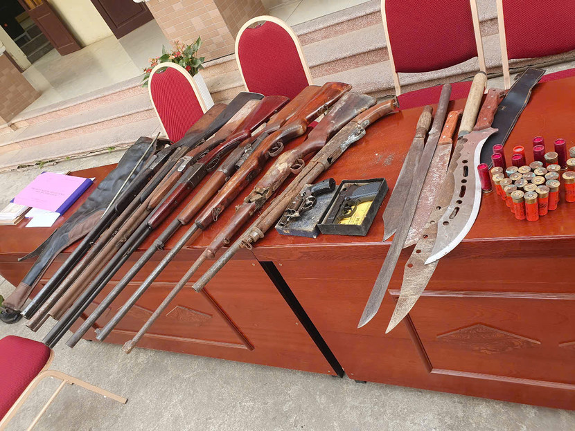 Số vũ khí, vật liệu nổ và 5 dao kiếm các loại do người dân nộp trong ngày 19-12 Số vũ khí, vật liệu nổ và 5 dao kiếm các loại do người dân nộp trong ngày 19-12