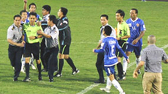 Đánh trọng tài sẽ bị phạt 70 triệu đồng ảnh 1