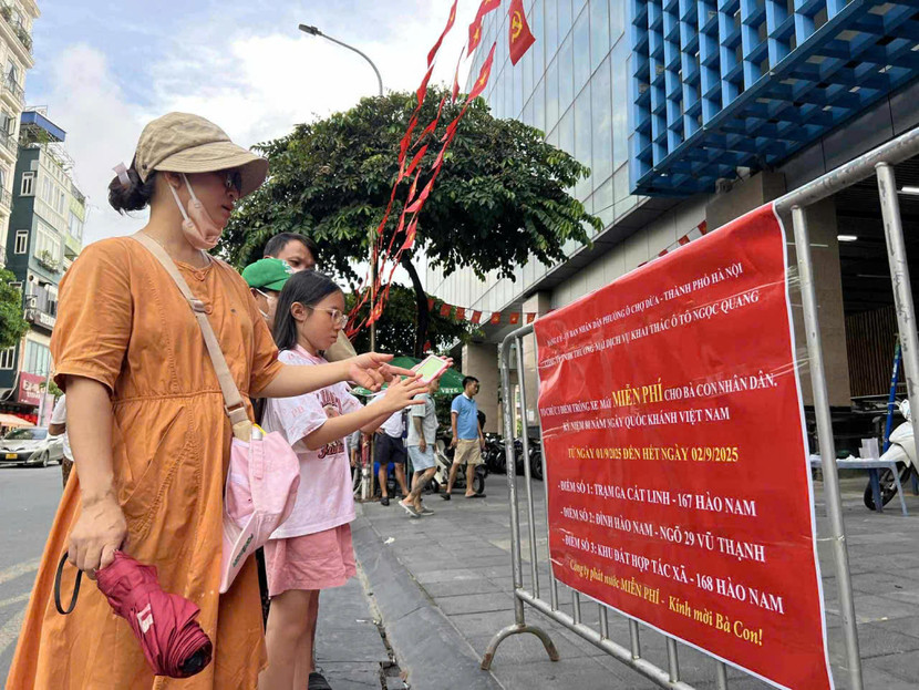 Điểm gửi xe miễn phí tại Trạm ga Cát Linh phục vụ người dân xem lễ kỷ niệm 80 năm Quốc khánh 2-9