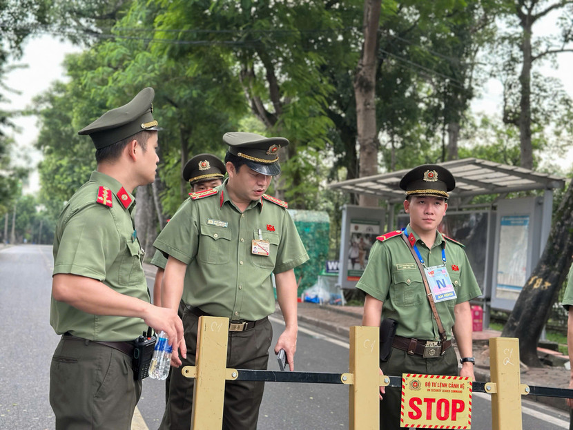 Đại tá Phạm Hồng Sơn - Trung đoàn trưởng Trung đoàn 600, kiểm tra công tác bảo vệ sự kiện A80