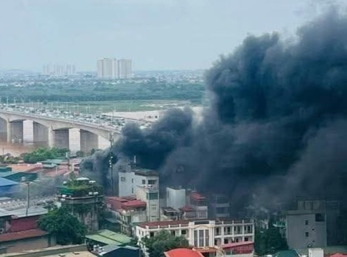 Đám cháy tạo cột khói cao hàng chục mét