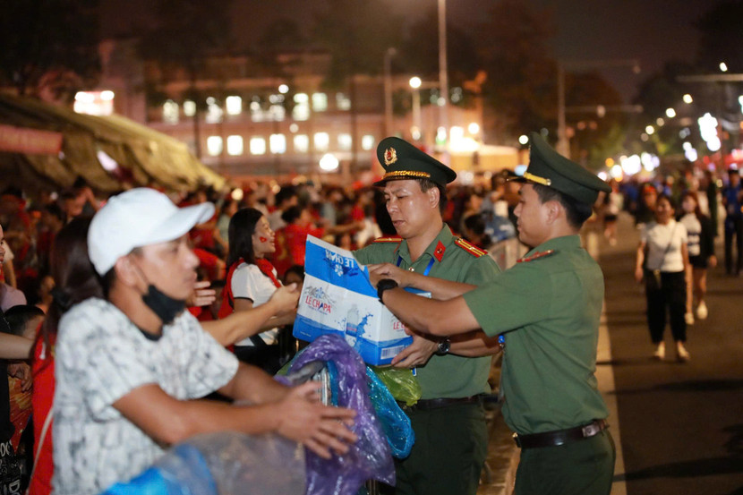 Trung đoàn 600 triển khai phương án, bố trí lực lượng bảo vệ tại khu vực diễn ra Lễ kỷ niệm đồng thời phát nước miễn phí hỗ trợ người dân
