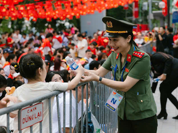 Cán bộ, chiến sĩ Trung đoàn 600 phát nước uống miễn phí hỗ trợ người dân xem lễ tổng duyệt A80