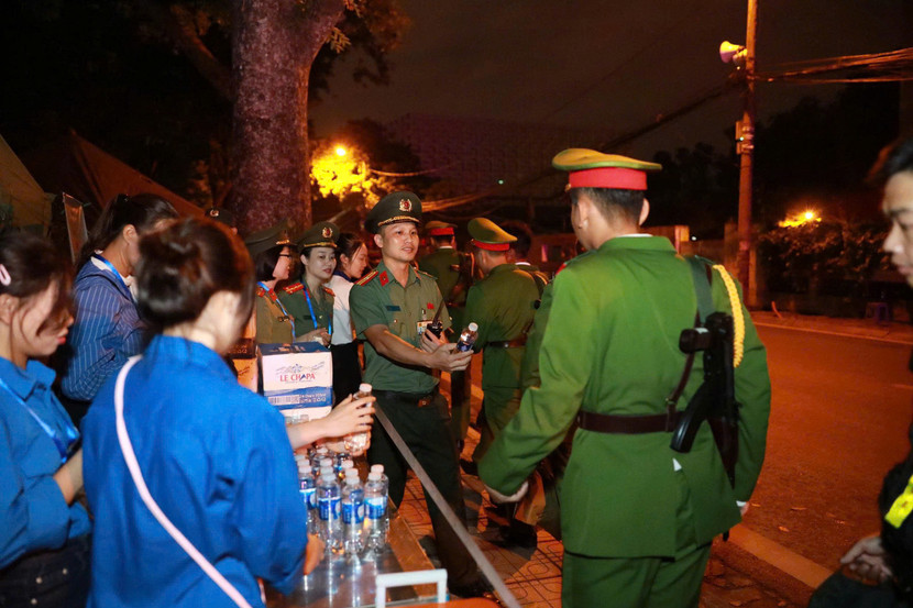 Thiếu tá Nguyễn Trọng Khuê - Phó Trưởng ban Ban Chính trị, Trung đoàn 600, và cán bộ đoàn viên, hội viên và tình nguyện viên tiếp nước cho CBCS và người dân xem diễu binh, diễu hành