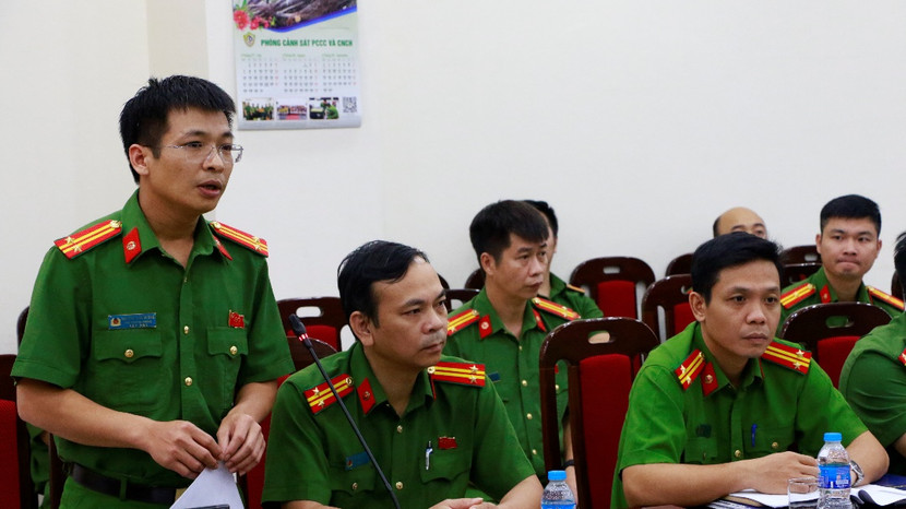 Trung tá Nguyễn Tuấn Dương - Phó Trưởng phòng Cảnh sát PCCC và CNCH phát biểu khai mạc hội nghị Trung tá Nguyễn Tuấn Dương - Phó Trưởng phòng Cảnh sát PCCC và CNCH phát biểu khai mạc hội nghị