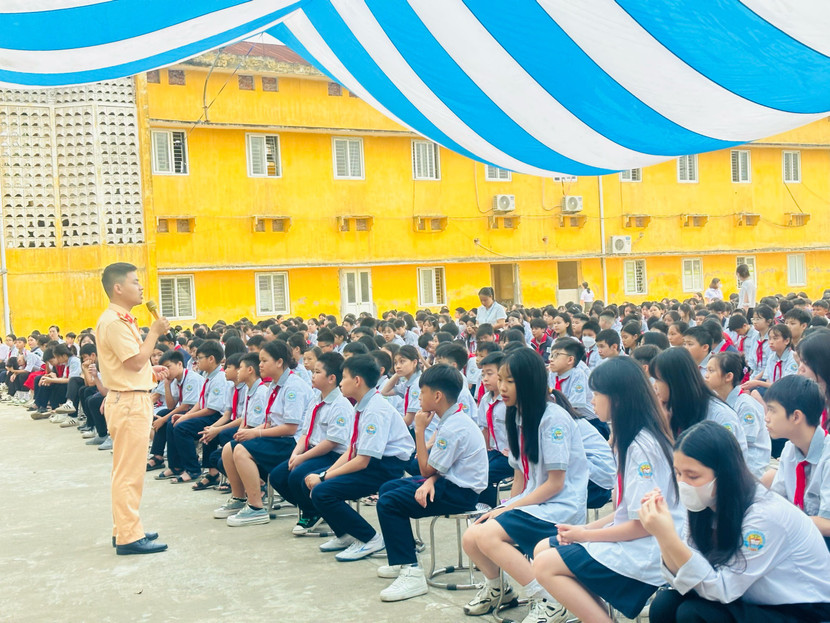 Tuyên truyền viên trang bị kỹ năng về an toàn giao thông cho học sinh