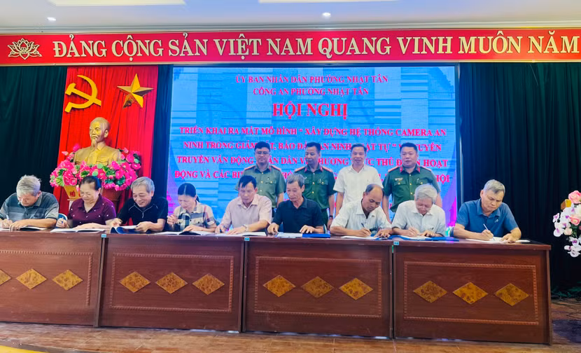 Đại diện tổ dân phố cam kết phát huy mô hình “Xây dựng hệ thống camera giám sát đảm bảo an ninh trật tự” và triển khai thực hiện mô hình “Dân vận khéo” với nội dung “Tuyên truyền vận động nhân dân về phương thức,thủ đoạn hoạt động và các biện pháp phòng chống tội phạm, tệ nạn xã hội” trên địa bàn phường Nhật Tân”