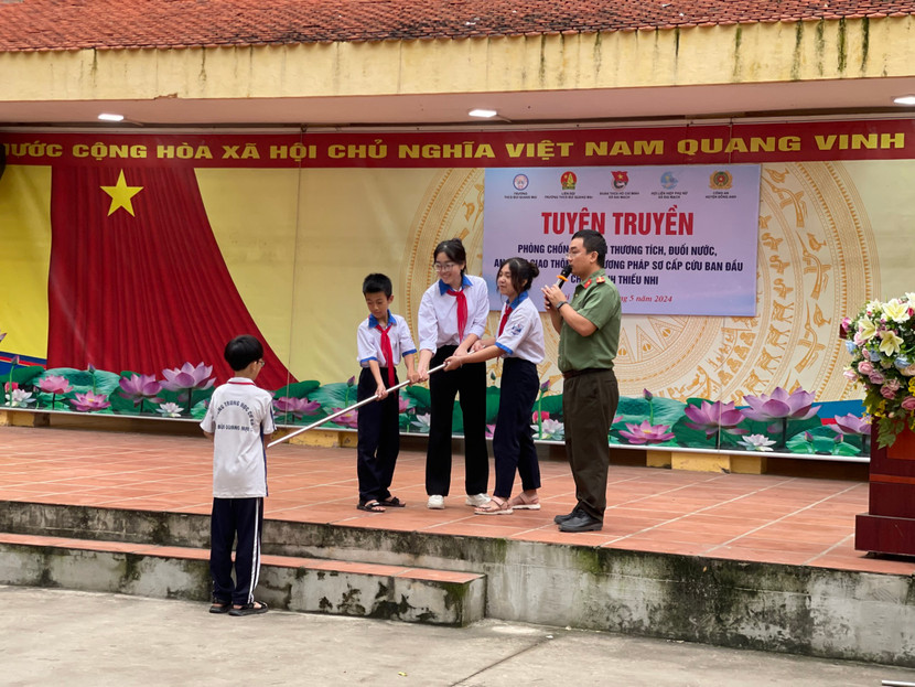 Báo cáo viên hướng dẫn học sinh phòng chống đuối nước