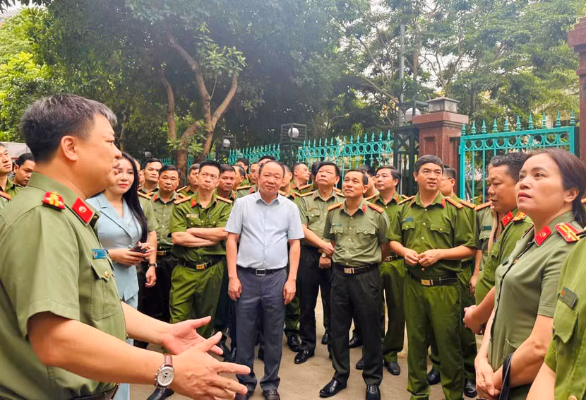 Đoàn công tác Bộ Công an cùng đại diện Chỉ huy Công an quận, thị xã và chỉ huy Công an các phường xây dựng Công an phường kiểu mẫu về an ninh trật tự và văn minh đô thị của 15 tỉnh, thành phố phía Bắc tham quan, học tập kinh nghiệm xây dựng Công an phường kiểu mẫu tại Công an phường Nhật Tân, quận Tây Hồ