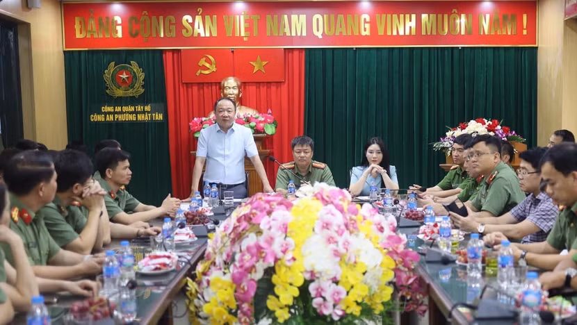 Đồng chí Nguyễn Lê Hoàng - Phó Bí thư Thường trực Quận ủy Tây Hồ phát biểu tại buổi tiếp Đoàn công tác Bộ Công an cùng đại diện Chỉ huy Công an quận, thị xã và chỉ huy Công an các phường xây dựng Công an phường kiểu mẫu về an ninh trật tự và văn minh đô thị của 15 tỉnh, thành phố phía Bắc đến tham quan, học tập kinh nghiệm xây dựng Công an phường kiểu mẫu tại Công an phường Nhật Tân