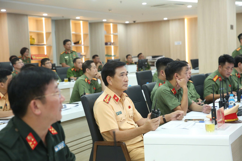 Các đồng chí chỉ huy Phòng Cảnh sát giao thông, Cảnh sát cơ động tại Trung tâm Thông tin chỉ huy CATP chiều 24-8