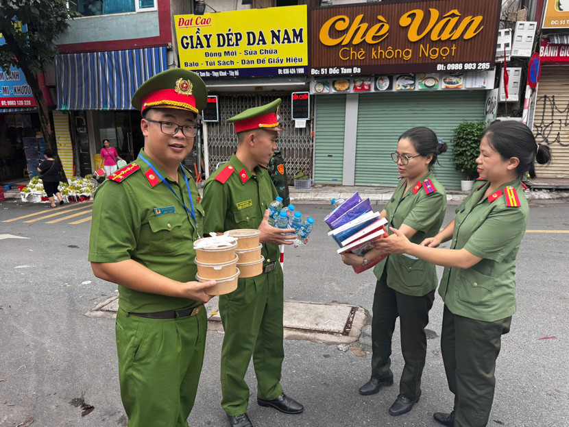 Chi hội phụ nữ Công an phường Tây Hồ động viên chốt làm nhiệm vụ tại dốc Tam Đa - Thụy Khuê Chi hội phụ nữ Công an phường Tây Hồ động viên chốt làm nhiệm vụ tại dốc Tam Đa - Thụy Khuê