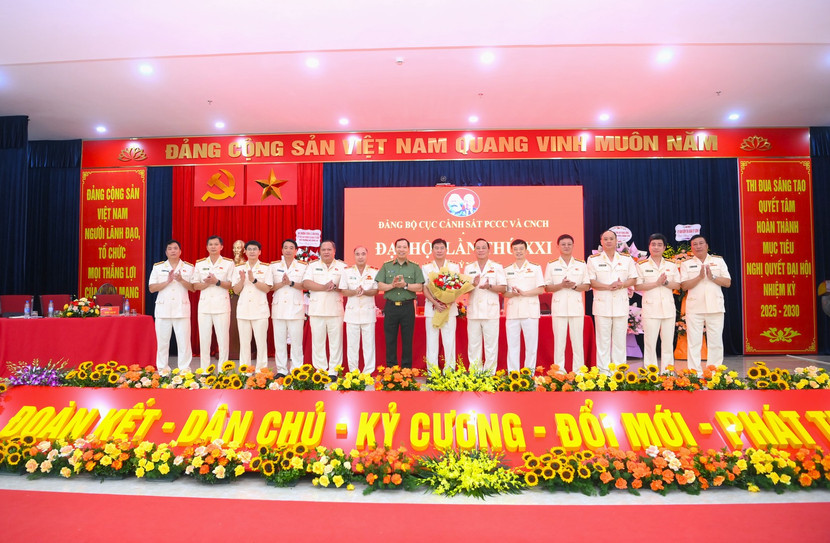 Thượng tướng Lê Văn Tuyến, Uỷ viên Ban Thường vụ Đảng uỷ Công an Trung ương, Thứ trưởng Bộ Công an chúc mừng Ban Chấp hành Đảng bộ Cục Cảnh sát PCCC và CNCH nhiệm kỳ 2025 - 2030 Thượng tướng Lê Văn Tuyến, Uỷ viên Ban Thường vụ Đảng uỷ Công an Trung ương, Thứ trưởng Bộ Công an chúc mừng Ban Chấp hành Đảng bộ Cục Cảnh sát PCCC và CNCH nhiệm kỳ 2025 - 2030