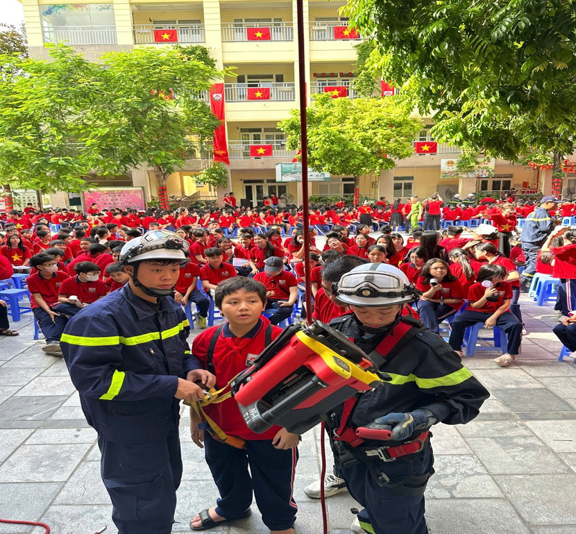 Cảnh sát PCCC và CNCH hướng dẫn học sinh trải nghiệm thiết bị cứu nạn, cứu hộ chuyên dùng Cảnh sát PCCC và CNCH hướng dẫn học sinh trải nghiệm thiết bị cứu nạn, cứu hộ chuyên dùng