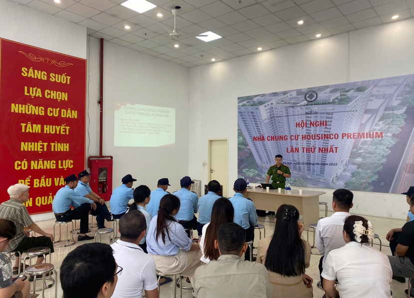 Đại diện Đội chữa cháy và CNCH khu vực số 31 phổ biến, tuyên truyền kiến thức, kỹ năng PCCC và CNCH