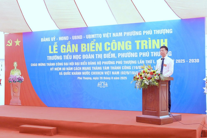 Ông Đỗ Đình Sơn - Phó Bí thư Đảng ủy, Chủ tịch UBND phường Phú Thượng phát biểu tại lễ gắn biển...