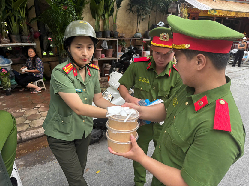 Tổ "cấp dưỡng" Công an phường Tây Hồ tại chốt làm nhiệm vụ đảm bảo ANTT phục vụ Đại lễ A80 Tổ "cấp dưỡng" Công an phường Tây Hồ tại chốt làm nhiệm vụ đảm bảo ANTT phục vụ Đại lễ A80