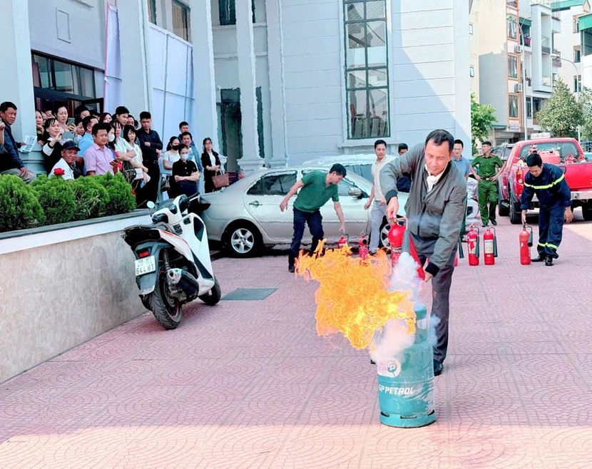 Cư dân tham gia thực hành sử dụng bình chữa cháy