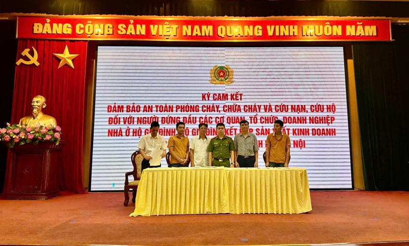 Đại diện các cơ sở ký cam kết thực hiện nghiêm các quy định về an toàn PCCC và CNCH Đại diện các cơ sở ký cam kết thực hiện nghiêm các quy định về an toàn PCCC và CNCH