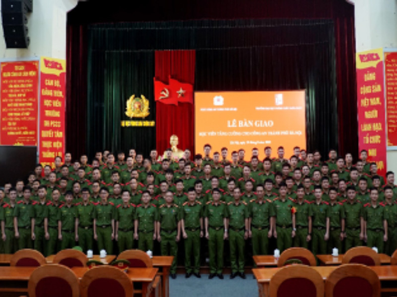 Các đồng chí lãnh đạo và các học viên được tăng cường chụp ảnh lưu niệm