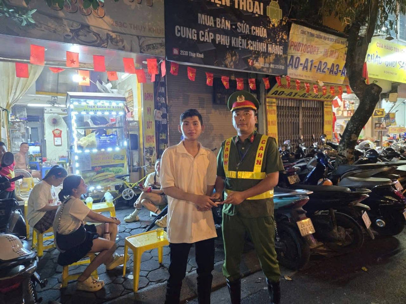 Cán bộ Công an phường Tây Hồ trao trả tài sản cho người dân bị thất lạc