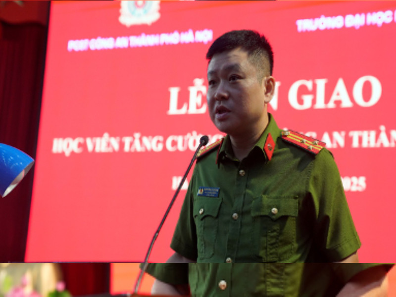 Thượng tá Nguyễn Lê Cường - Phó Trưởng phòng Cảnh sát PCCC và CNCH - CATP Hà Nội phát biểu tiếp nhận và quán triệt nhiệm vụ tới các học viên.