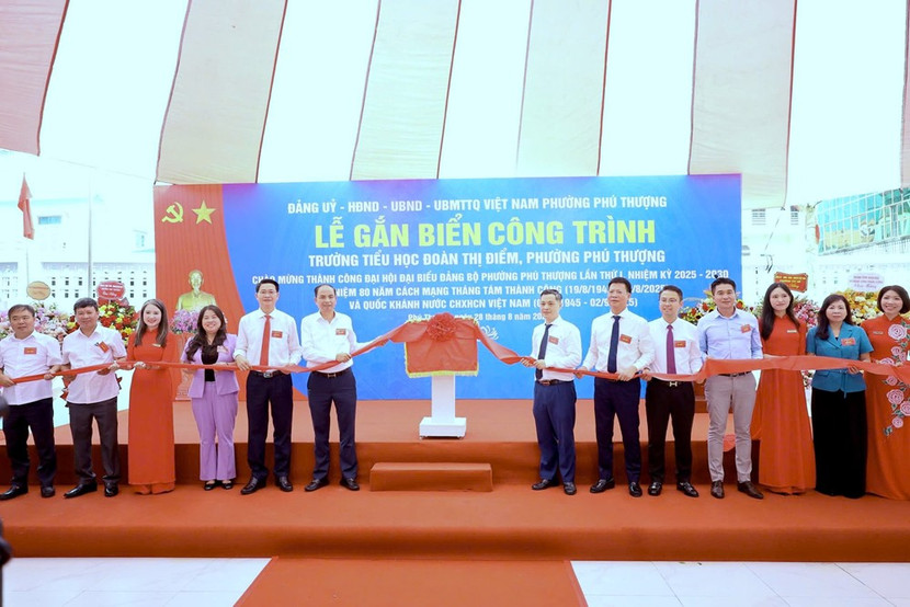 Các đại biểu thực hiện nghi thức gắn biển công trình trường TH Đoàn Thị Điểm