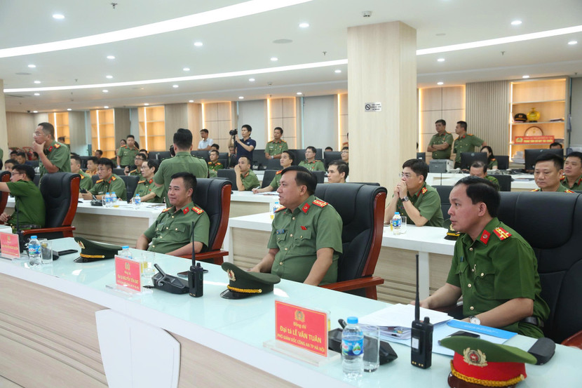 Các đồng chí Phó Giám đốc: Đại tá Nguyễn Ngọc Quyền, Đại tá Nguyễn Tiến Đạt, Đại tá Lê Văn Tuân (từ trái qua phải) điều hành hoạt động của CATP tại Trung tâm Thông tin chỉ huy CATP Hà Nội chiều 24-8