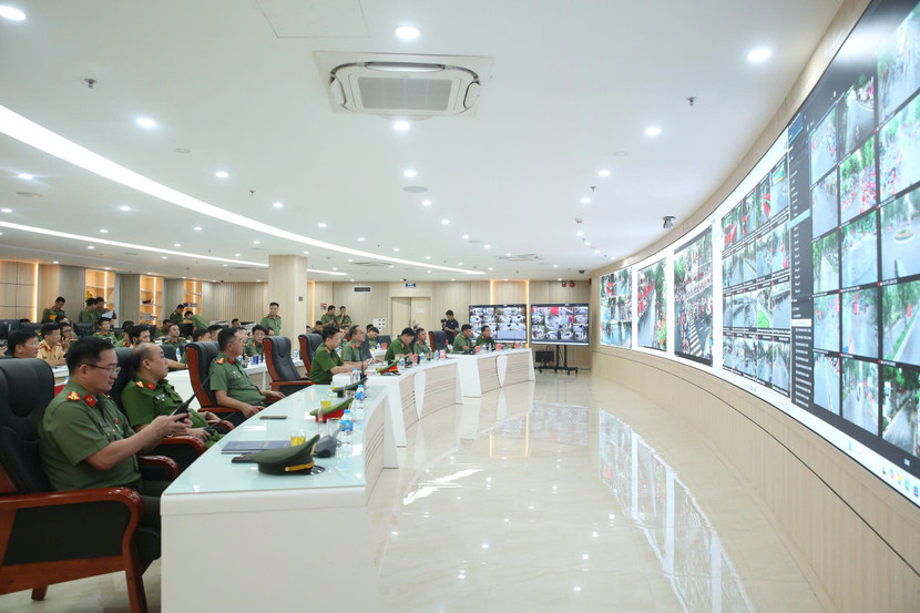 Ban lãnh đạo Công an thành phố chỉ huy lực lượng Công an Hà Nội làm nhiệm vụ bảo vệ tổng hợp luyện lần 2 Đại lễ A80 tại Trung tâm Thông tin chỉ huy CATP
