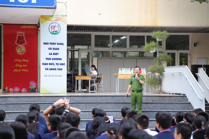 Cán bộ Đội chữa cháy và cứu nạn, cứu hộ khu vực số 11 tuyên truyền kiến thức PCCC tại trường Trung học cơ sở Nghĩa Tân