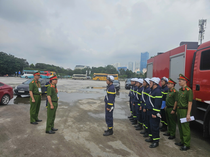 Trung tướng Nguyễn Tuấn Anh, Cục trưởng Cục Cảnh sát PCCC&amp;CNCH, Bộ Công an kiểm tra chốt bảo vệ tại Sân vận động Quốc gia Mỹ Đình